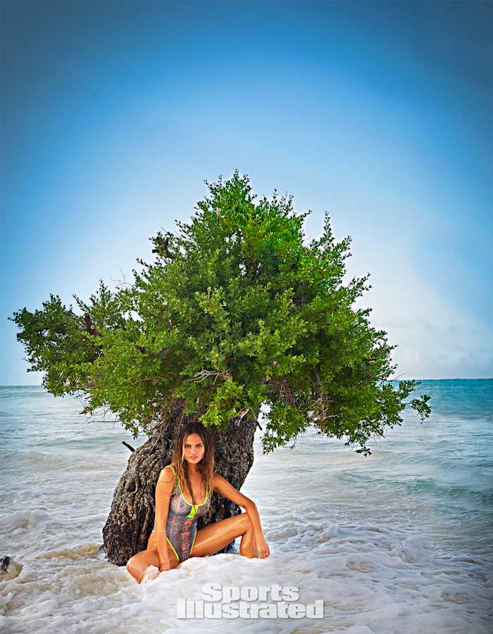 Chrissy Teigen 2016 premium X159762_TK2_02533-rawPfinal1920.jpg